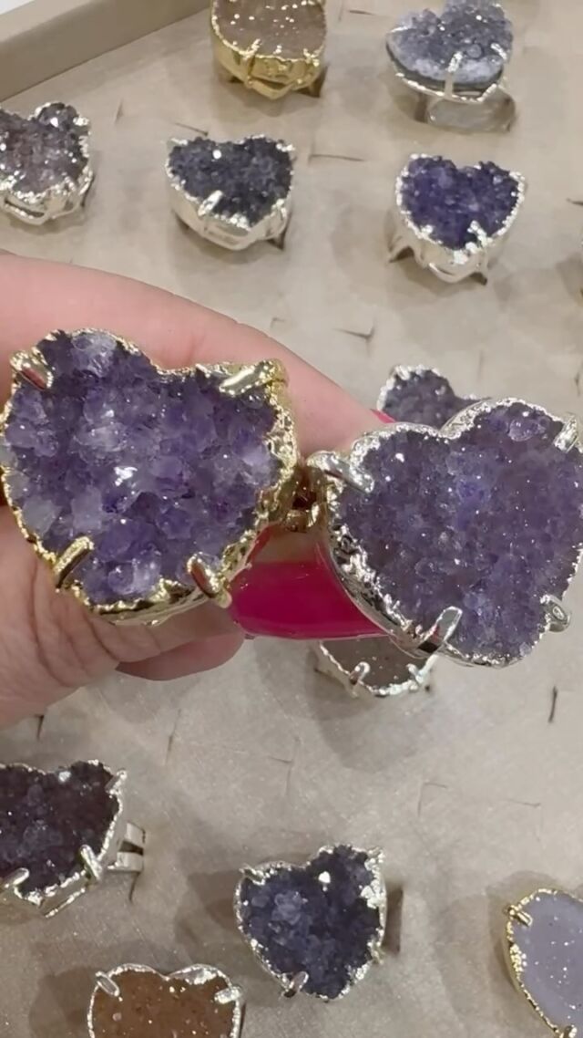 ✨ Encante-se com a Beleza da Ametista! ✨

A ametista é uma pedra cheia de energia e sofisticação, perfeita para joias que combinam elegância com significado especial. 💜

Na BTO Joias e Minerais, temos uma variedade incrível de peças com essa pedra preciosa.

Seja para presentear ou para você mesma, ela transforma qualquer momento em algo único.

#ametista #joiasdeametista #pedraspreciosas #equilibrio #tranquilidade #protecao #btojoiasbrasil